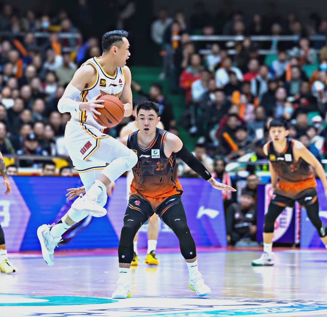 九游官网-包含球员精彩表现助队胜利，拼搏精神感动现场观众的词条