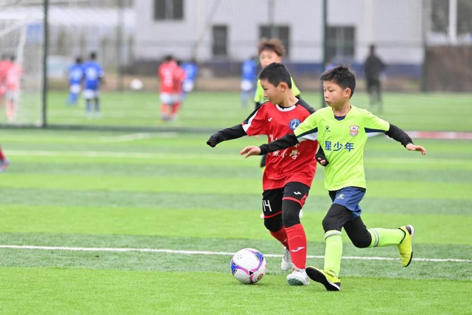 关于足球对决中,球员们各显身手的信息 关于足球对决中,球员们各显身手的信息