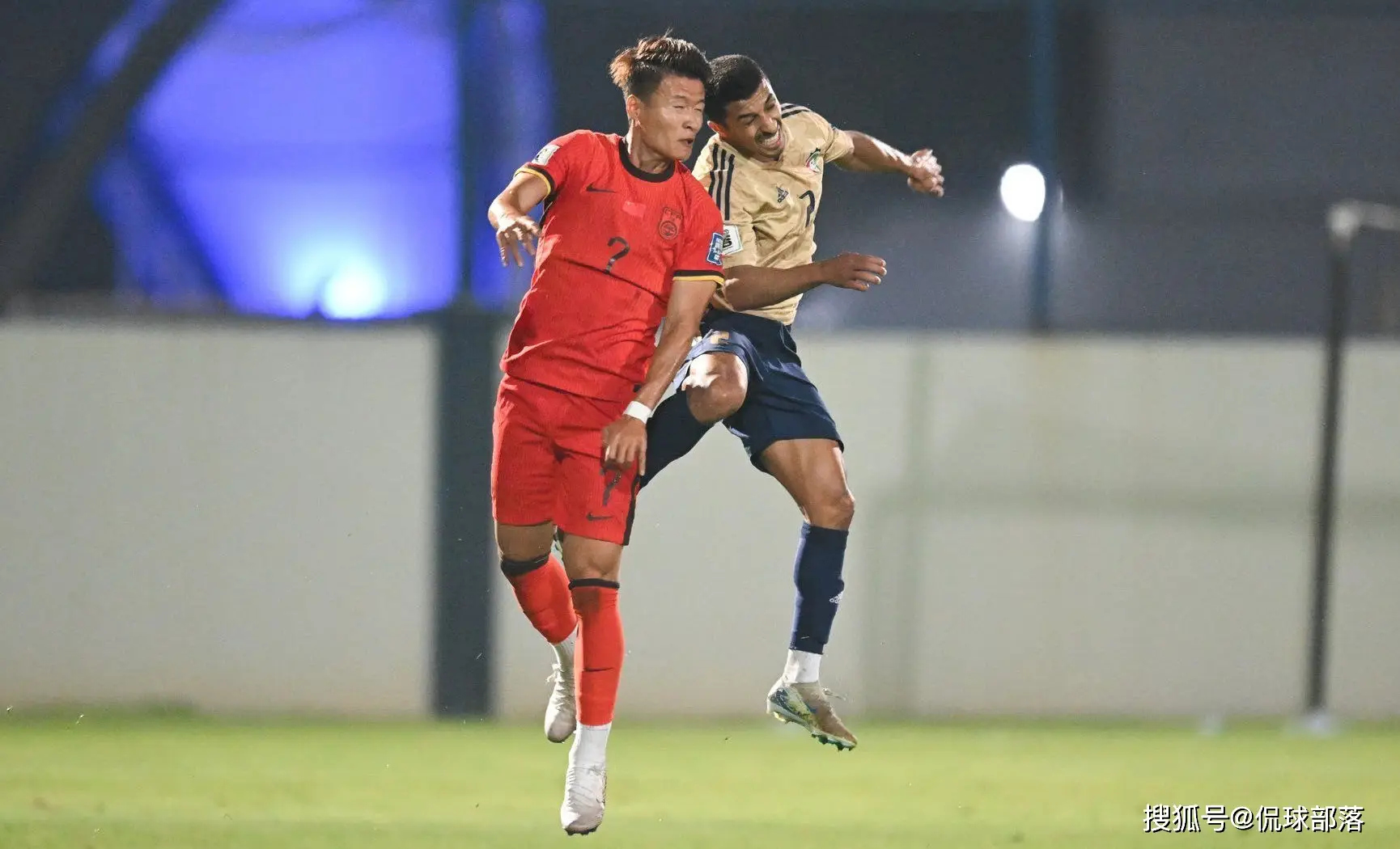 包含国内足球职业联赛上演一场激烈的对抗,双方拼尽全力的词条 包含国内足球职业联赛上演一场激烈的对抗,双方拼尽全力的词条