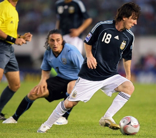 九游娱乐官方网站-乌拉圭险胜日本,阿圭罗点燃赛场的简单介绍