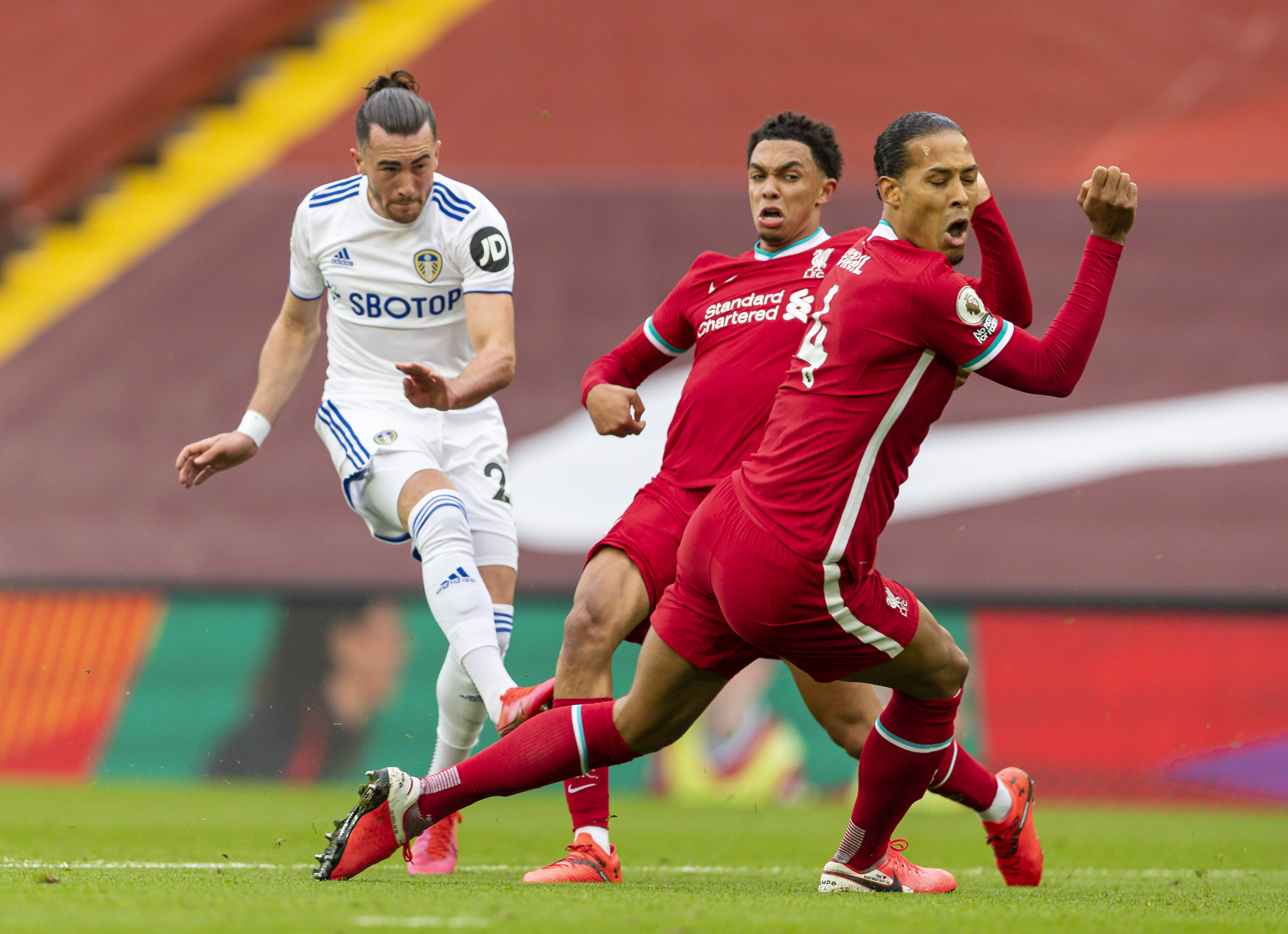 九游官网-阿斯顿马丁险胜雷诺车队，佩雷兹扛起全队