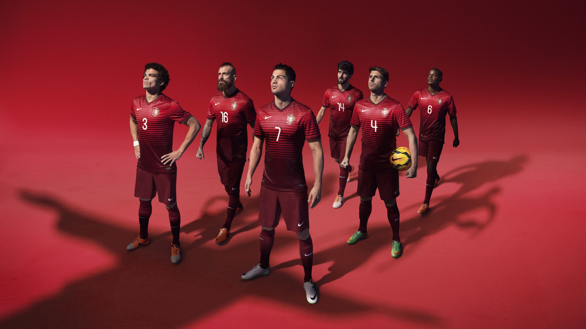 九游APP-黄潜奇迹与球王时刻，当比利亚雷亚尔力克紫百合，梅西在另一战场宣告统治